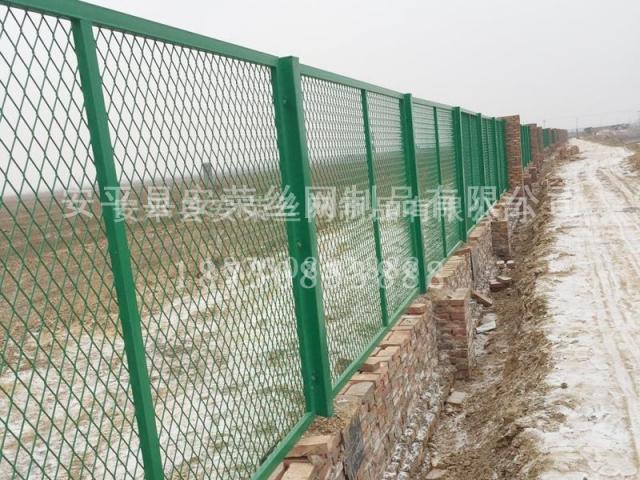 鋼板網(wǎng)護欄 鋼板網(wǎng)護欄